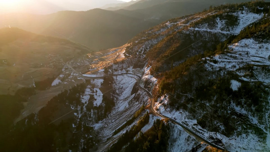 云南香格里拉雪山公路视频