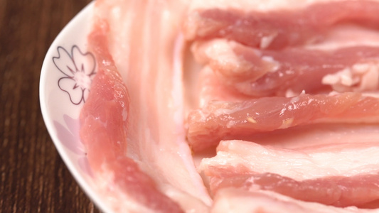 微距拍摄的肉片特写高清视频肉纹路五花肉视频