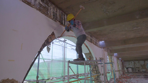 工地施工脚手架工人砸墙装修31秒视频