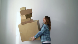 女人自己搬家搬运纸板箱7秒视频