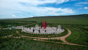 4k旋转航拍内蒙古小县城具有蒙古族特色的景观雕塑21秒视频