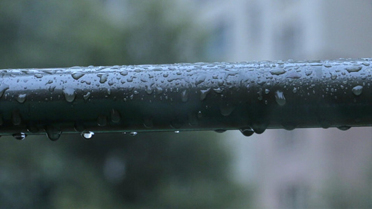 雨中的栏杆实拍视频素材视频