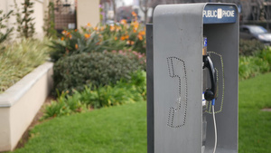 美国加利福尼亚州街道上用于紧急呼叫的复古投币式公用电话站7秒视频