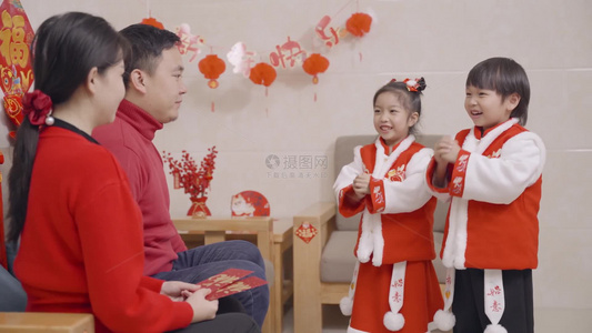 4K新年春节儿童拜年领压岁钱红包视频