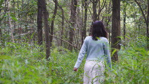 树林中奔跑的女孩32秒视频