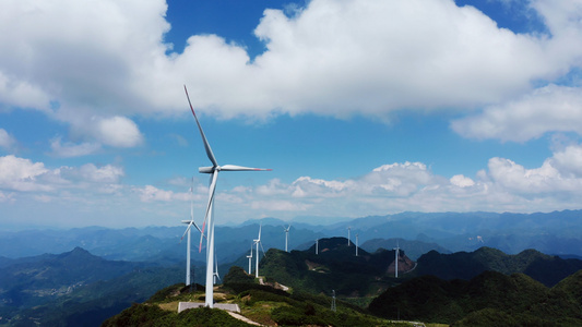 4k航拍山顶风车风力发电能源设备视频