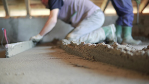 平滑地板的石膏水泥工人13秒视频