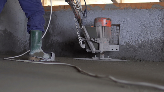 工人们用电流巨轮工具 完成混凝土地板 平滑的混凝土表面视频