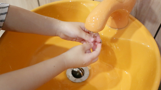 儿童学会自己洗手视频