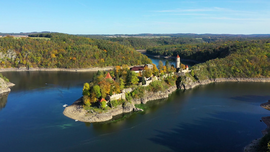 Zvikov 城堡，捷克的鸟瞰图。位于南波希米亚地区伏尔塔瓦河和奥塔瓦河交界处的兹维科夫城堡。捷克共和国波希米视频