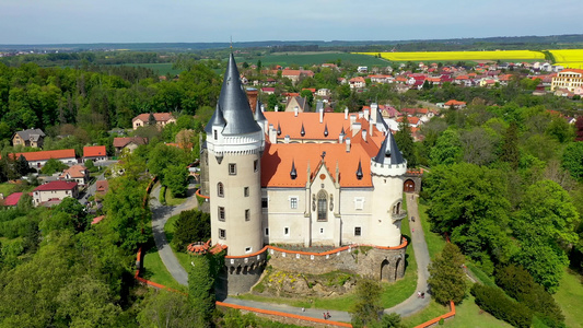 捷克共和国中波希米亚地区 Zleby 城堡的鸟瞰图。原 Zleby 城堡以新哥特式城堡风格重建。捷克兹莱比城堡视频