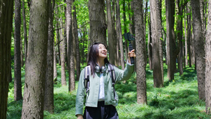户外女孩在森林公园拍视频记录40秒视频
