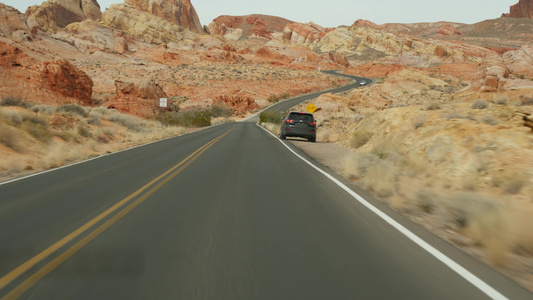 在美国内华达州拉斯维加斯的火谷驾驶汽车视频