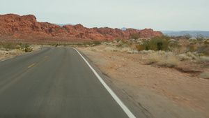 公路旅行在美国内华达州拉斯维加斯的火谷驾驶汽车23秒视频