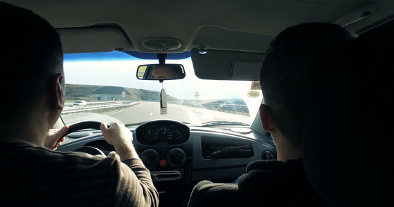 2个朋友在高速公路上乘坐小车从司机角度出发驾车视频