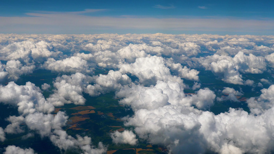 从飞机上可以看到美丽的天空景色。从飞机上鸟瞰景观。空中云景视图视频