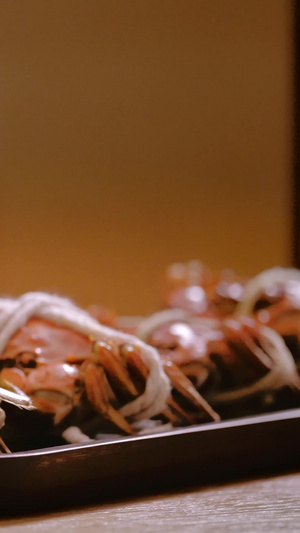 木桌上的菊花月饼大闸蟹茶合集传统节日41秒视频