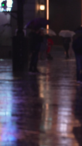 城市下雨夜晚灯光街景地面反光倒影行人素材城市素材视频