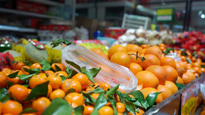 实拍超市塑料袋装满蔬菜水果生活素材环保限塑令8K44秒视频