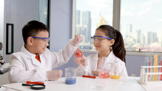 学习化学实验课的两名学生视频