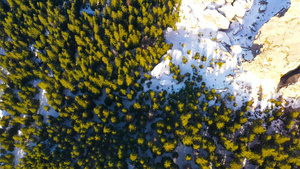 冬天无人机在空中拍摄拉劳顶部的冬季景观20秒视频