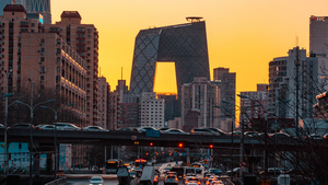 8K唯美延时北京国贸央视新大楼城市黄昏晚霞逆光剪影车流不息10秒视频