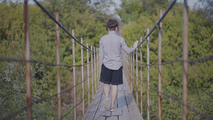 这家伙在森林的悬浮桥上行走21秒视频