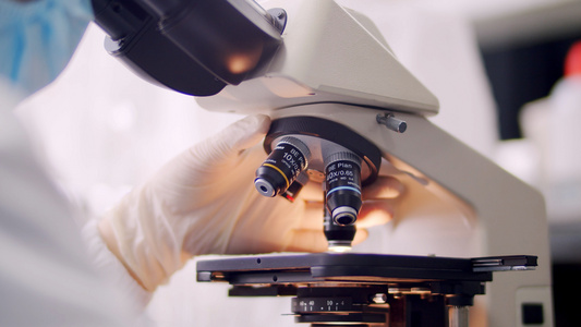 4k实拍实验室科研人员操作显微镜实验视频