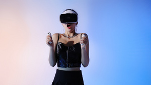 戴VR眼睛的少女39秒视频