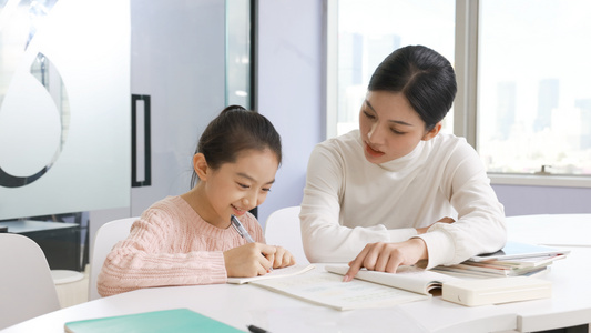 教师在给女学生讲解题目视频