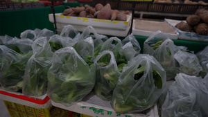 实拍超市装满蔬菜塑料袋环保限塑令8K61秒视频