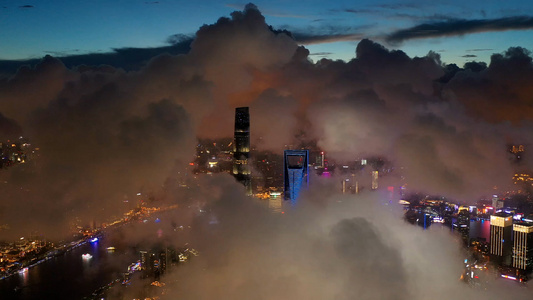 云海中的环球金融中心视频