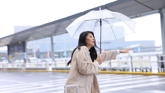 女孩在马路边叫不到车内心焦急视频