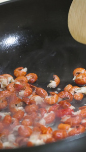 慢镜头升格拍摄烹饪中式美食红烧虾球制作过程视频