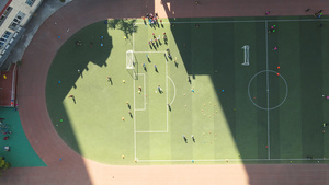 航拍城市校园体育课足球场上运动健身的学生4k素材46秒视频