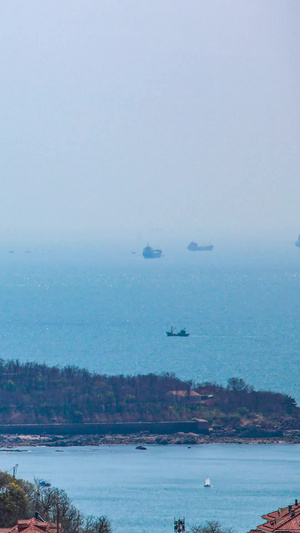 青岛风光延时远眺小鱼山和海上穿梭的货船海平面15秒视频