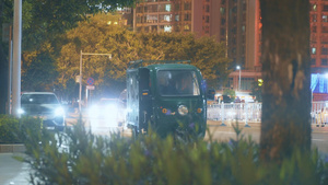 双十一购物狂欢节夜晚行驶在马路上加班派送的快递员14秒视频