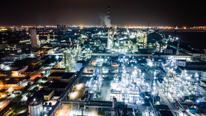 4K航拍石油化工厂工业生产污染排放夜景延时摄影10秒视频