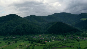 罗马喀尔巴阡山脉靠近森林的村庄17秒视频