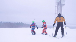 冬季滑雪运动儿童玩单板11秒视频