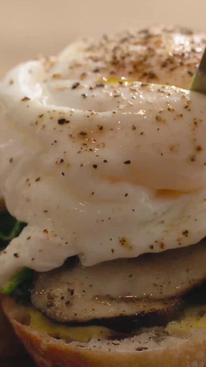 早餐切开流心鸡蛋开放三明治7秒视频