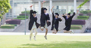 8K身穿学士服拍摄毕业照的男女青年11秒视频