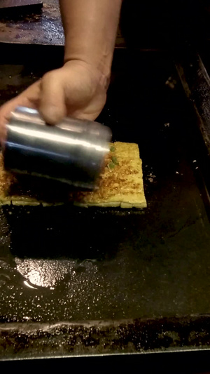 夜市小吃铁板香煎臭干子臭豆腐视频素材34秒视频