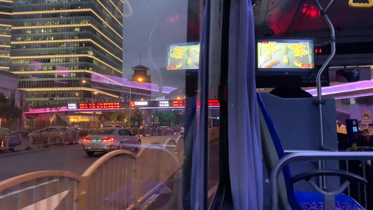 公交车窗外的城市夜景视频