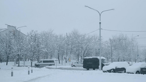 国外寒冬清晨城市道路厚厚的积雪16秒视频