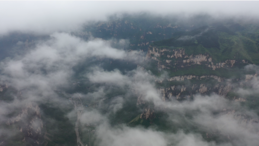 云雾缭绕的山顶视频