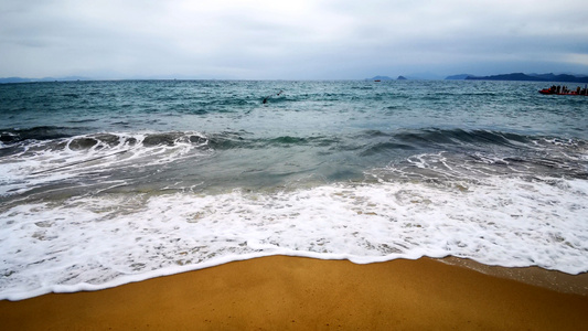 海浪拍打沙滩视频