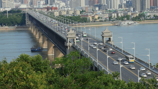 航拍长江桥梁道路上川流不息的交通汽车车流4k素材视频