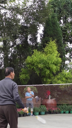 老年人生活公园打羽毛球比赛【该视频无肖像权，请勿商用】公园休息26秒视频