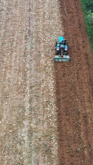 农业航拍农业拖拉机耕地农业素材95秒视频